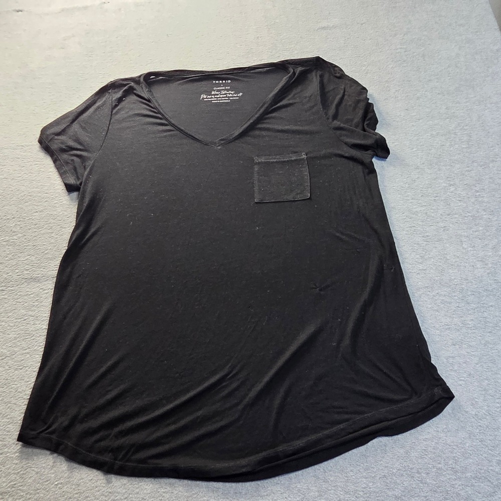Torrid Womens Size 1 Black V Neck Pocket Short Sleeve Classic Fit Basic T Shirt
